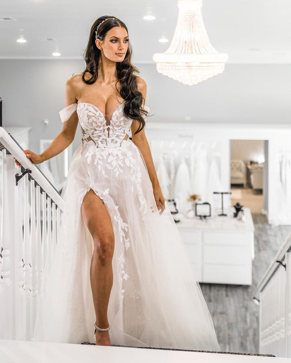 Elegant A Line Off the Shoulder Tulle Long Wedding Dresses